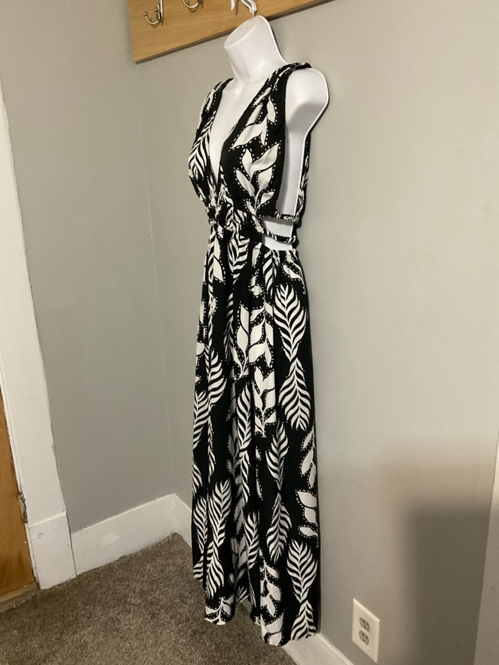 NWT Indulge in Style Black & White Leaf-Print V-Neck Maxi Dress Medium - Picture 2 of 8